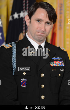 Washington, Distretto di Columbia, Stati Uniti d'America. 15 ottobre, 2013. 10/22/13 La Casa Bianca - Washington DC.Il Presidente Barack Obama awards il capitano William Swenson, U.S. Esercito, la medaglia di Honor.foto: - ImageCatcher News Credito: Christy Bowe/Globe foto/ZUMAPRESS.com/Alamy Live News Foto Stock