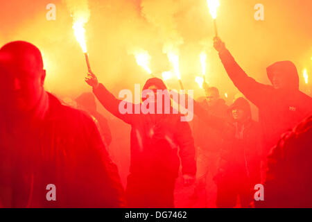 Londra, Regno Unito. Il 15 ottobre 2013. Ventole polacco razzi di sollevamento sulla rotta verso lo stadio prima dell'Inghilterra vs Polonia corrisponde allo stadio di Wembley, Londra, 15/10/2013. Credito: Luca Marino/Alamy Live News Foto Stock