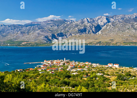 Natura verde e blu del mare, la vista della città di Vinjerac e il parco nazionale di Paklenica sulla montagna di Velebit Foto Stock