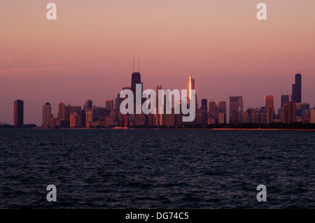 Chicago presso sunrise da Montrose Harbor. Foto Stock