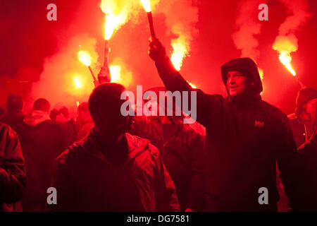 Londra, Regno Unito. Il 15 ottobre 2013. Ventole polacco razzi di sollevamento sulla rotta verso lo stadio prima dell'Inghilterra vs Polonia corrisponde allo stadio di Wembley, Londra, 15/10/2013. Credito: Luca Marino/Alamy Live News Foto Stock