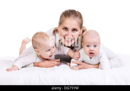 Sorridente giovane donna con due baby boys su bianco Foto Stock