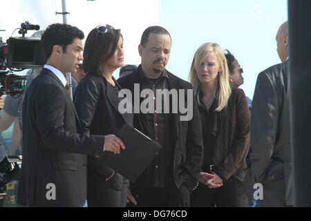 New York, New York, Stati Uniti d'America. 15 ottobre, 2013. La legge e l'ordine SVU films in Manhattan Beach Brooklyn sul campus della Kingsborough Community College. Il cast e la troupe ha trasformato il collegio di una costa di protezione di base per questo episodio. Danny Pino , Mariska Hargitay , Ice - T , Kelli Giddish.© 2013 Credit: Bruce Cotler/Globe foto/ZUMAPRESS.com/Alamy Live News Foto Stock