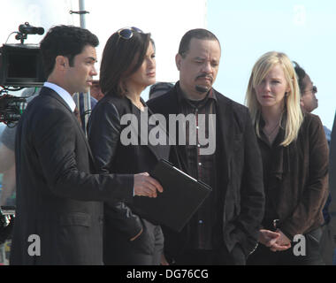 New York, New York, Stati Uniti d'America. 15 ottobre, 2013. La legge e l'ordine SVU films in Manhattan Beach Brooklyn sul campus della Kingsborough Community College. Il cast e la troupe ha trasformato il collegio di una costa di protezione di base per questo episodio. Danny Pino , Mariska Hargitay , Ice - T , Kelli Giddish.© 2013 Credit: Bruce Cotler/Globe foto/ZUMAPRESS.com/Alamy Live News Foto Stock