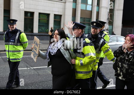 Dublino, Irlanda. Il 15 ottobre 2013. Un manifestante viene spostato su Off la strada da un funzionario di Garda (funzionario di polizia). Numerose proteste sono state andando su nel centro di Dublino il giorno il ministro delle Finanze Michael Noonan si appresta a presentare il bilancio per il 2014. Essi protesta contro l'aumento delle tasse e i tagli nella spesa pubblica. Foto Stock