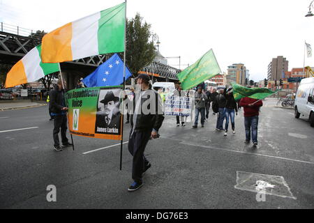 Dublino, Irlanda. Il 15 ottobre 2013. I manifestanti dal repubblicano irlandese del Gruppo Vocale marzo a Dublino. Numerose proteste sono state andando su nel centro di Dublino il giorno il ministro delle Finanze Michael Noonan si appresta a presentare il bilancio per il 2014. Essi protesta contro l'aumento delle tasse e i tagli nella spesa pubblica. Foto Stock