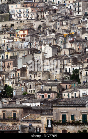 Case sul pendio di una collina, Noto, Sicilia, Italia. Foto Stock