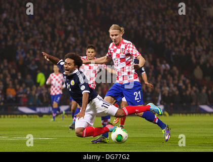 Glasgow, Scozia il croato Domagoj Vida viaggi Scozia Ikechi Anya per dare Scotand una penalità durante la Coppa del Mondo FIFA 2014 Gruppo un qualificatore tra la Scozia e la Croazia, dall'Hampden Park. 15 ottobre, 2013. Credito: Azione Sport Plus/Alamy Live News Foto Stock