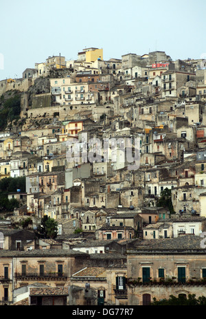 Case sul pendio di una collina, Noto, Sicilia, Italia. Foto Stock