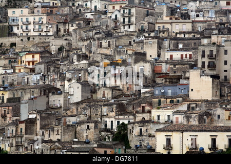 Case sul pendio di una collina, Noto, Sicilia, Italia. Foto Stock