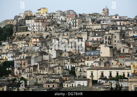 Case sul pendio di una collina, Noto, Sicilia, Italia. Foto Stock