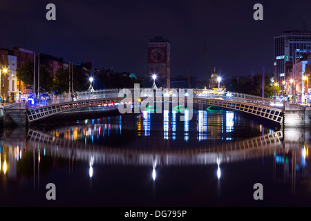 Dublino, Irlanda - 14 Ottobre 2013: l'Ha'penny Bridge in una notte buia sul Fiume Liffey nel centro di Dublino. Foto Stock