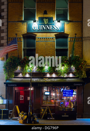 Dublino, Irlanda - 14 Ottobre 2013: una vista di un tradizionale pub Irlandese Fitzgeralds nel centro di Dublino che servono la famosa Guinness Foto Stock