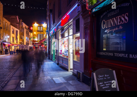 Dublino, Irlanda - 14 Ottobre 2013: una tipica serata sul Temple Bar, strada che è il mondo conosciuto come come Dublino quarte culturale Foto Stock