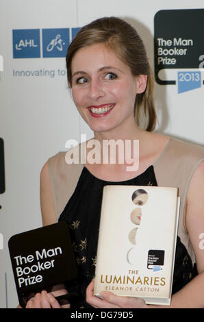 Guildhall di Londra, Regno Unito. 15 ott 2013. Eleanor Catton, vincitore del Man Booker Prize 2013 per i dispositivi di illuminazione. Eleanor Catton è di 28 anni e la più giovane dell'uomo Booker vincitori del premio. Il romanzo è impostato in Nuova Zelanda Goldfields del XIX secolo C Credito: Prixnews/Alamy Live News Foto Stock