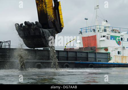 Rimorchiatore nave scavando a Santos (Sao Paulo, Brasile) porto canale per renderla più profonda per i pescherecci più grandi pass Foto Stock