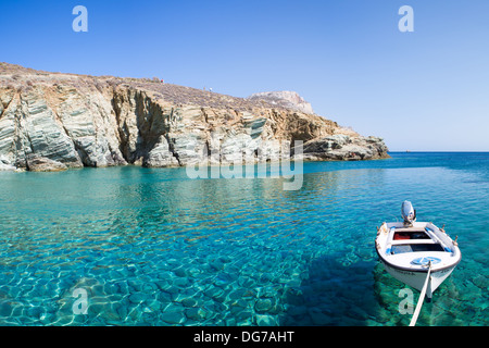 Piccola barca sul cristallo azzurro del Mare Egeo in Grecia Foto Stock