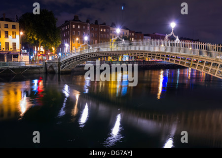 Dublino, Irlanda - 14 Ottobre 2013: l'Ha'penny Bridge in una notte buia sul Fiume Liffey nel centro di Dublino. Foto Stock