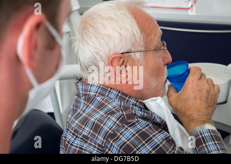 Studio Dentistico, odontoiatria. Uomo vecchio a un dentista di trattamento. Foto Stock