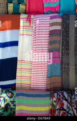 Tradizionali Tessuti stampati per la vendita su un mercato locale a Folegandros, Grecia, 2013. Foto Stock