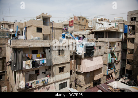 La vista dalla delal balcone nella sua casa temporanea. Il camp è angusta e la gente vive ammassato in edifici in cemento Foto Stock