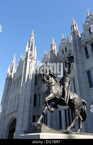 Statua di Robert the Bruce nella parte anteriore del Marischal College, HQ di Aberdeen City Council, Aberdeen City Centre Scozia, Regno Unito Foto Stock