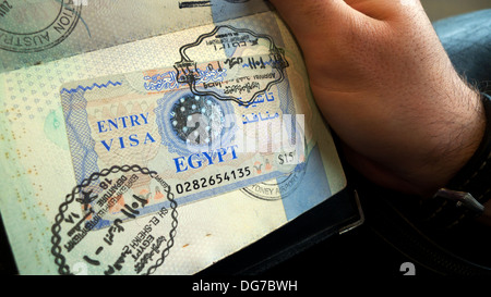 Una persona in possesso di un passaporto britannico con visto d'ingresso, timbro Egitto Regno Unito KATHY DEWITT Foto Stock