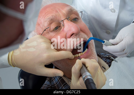 Studio Dentistico, odontoiatria. Uomo vecchio a un dentista di trattamento. Foto Stock