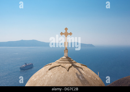 Passando la crociera in barca sul mare egeo e belle decorazioni croce ortodossa e cupola. Foto Stock