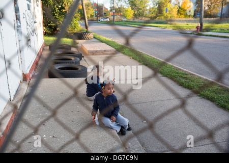 Le ragazze sul marciapiede in Detroit Foto Stock