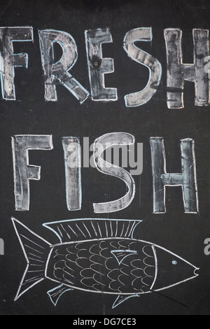 Un cartello scritto a mano la promozione di pesce fresco . Il pesce è una parte così importante della dieta greca.