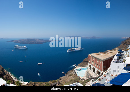 Due navi da crociera e di altre imbarcazioni nella baia di Santorini in Grecia, giugno, 25, 2013. Foto Stock