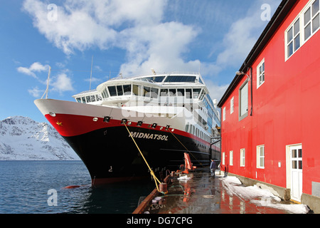 Hurtigruten nave MS Midnatsol su una breve sosta a kay di Oeksfjord. Norvegia settentrionale, Provinz Finnmark, Foto Stock