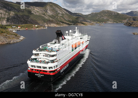 Hurtigruten nave MS Nordkapp passando il ponte di Stokksund, Provincia di Troendelag West Norvegia su un giorno di estate Foto Stock