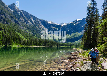 Gli escursionisti sulla riva del lago di valanghe, il Parco Nazionale di Glacier, Montana, USA Foto Stock