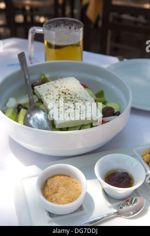 Bella cucina vegetariana e una birra su un tavolo. Mangiare e cenare fuori locali ristoranti tradizionali in creta è un must Foto Stock