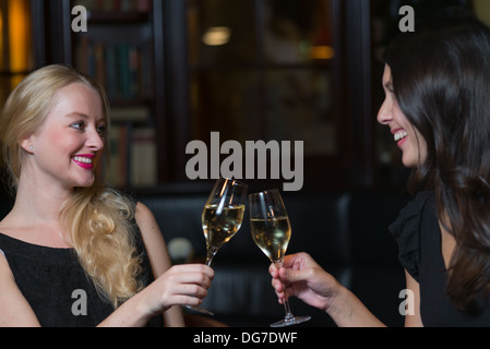 Due belle donne amici di trascorrere le loro serate in un elegante Discoteca Foto Stock