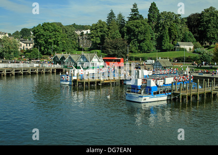 I visitatori locali e godendo di una giornata di sole a Bowness la passeggiata sul Lago di Windermere nel Lake District Inghilterra Foto Stock