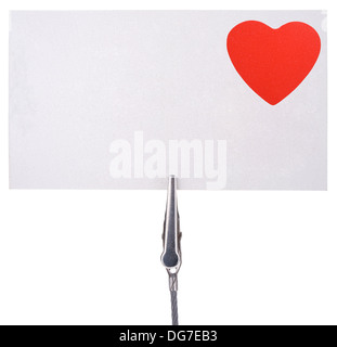 Scheda vuota con un cuore rosso attaccare da un fermaglio isolato su sfondo bianco Foto Stock