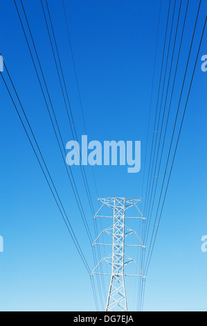 Alta tensione polo di alimentazione contro il cielo blu Foto Stock