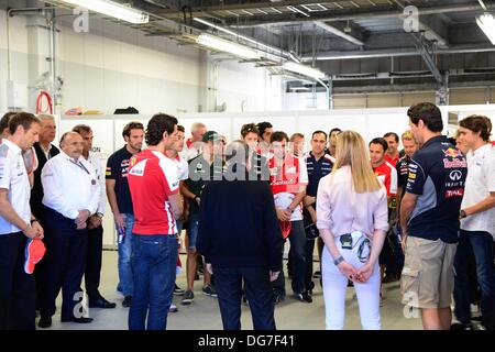 Suzuka, in Giappone. Xiii oct, 2013. Vista generale F1 : i driver di osservare un minuto di silenzio per Maria De Villota prima il giapponese di FORMULA ONE Grand Prix sul circuito di Suzuka a Suzuka, in Giappone . © Grand Prix foto/AFLO/Alamy Live News Foto Stock