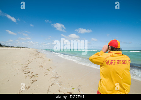 Giovane uomo life saver guardando la situazione sul mare Foto Stock