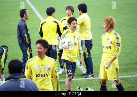 Siluro Stadium, Zhodino, Bielorussia. Xiv oct, 2013. Shinji Kagawa, Yoichiro Kakitani, Hiroshi Kiyotake, Takashi Inui la (JPN), 14 ottobre 2013 - Calcio : Giappone sessione di allenamento a siluro Stadium, Zhodino, Bielorussia. © AFLO/Alamy Live News Foto Stock