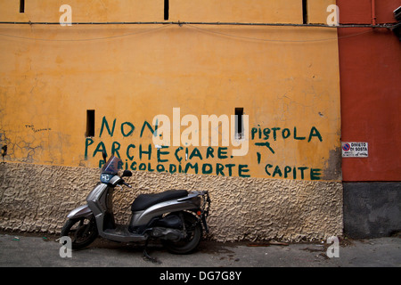 Graffiti visto su una strada di Napoli (Napoli), Italia Foto Stock