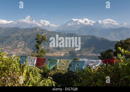 Bandiere di preghiera a Pokhara Shanti Stupa - Pokhara, valle di Pokhara, Gandaki Zona, Nepal Foto Stock