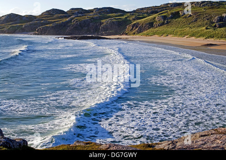 La laminazione di onde che si infrangono sulla spiaggia Oldshoremore, vicino Kinlochbervie, Northwest Highlands, Sutherland, Scotland Regno Unito Foto Stock