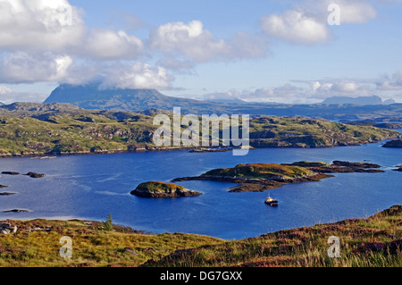 Vista sulla baia di Badcall e Eddrachilis Bay, vicino Scourie, Sutherland, Quinag Suilven e oltre, Highlands scozzesi, Scotland Regno Unito Foto Stock