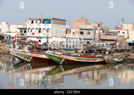 Il Senegal, Saint Louis. Guet N'Dar quartiere, barche da pesca legato lungo il fiume Senegal. Foto Stock