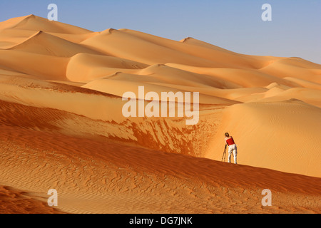 Fotografare i modelli astratti nelle dune del Rub al Khali o Empty Quarter. Questo è il più grande deserto di sabbia del mondo. Foto Stock