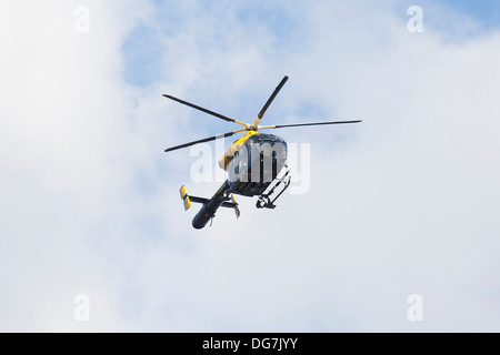 Elicottero della polizia pattuglia oltre il centro della città di Sheffield nel Regno Unito Foto Stock